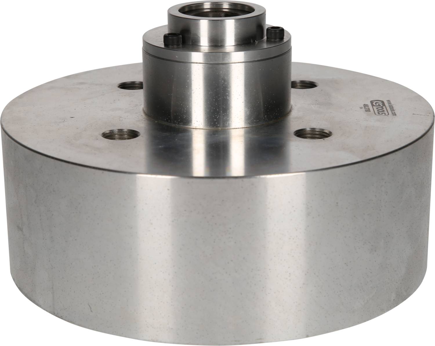 Ein großer, zylindrischer Metalladapter mit mehreren Schraubenlöchern und einem kleineren zentralen Anschluss oben.