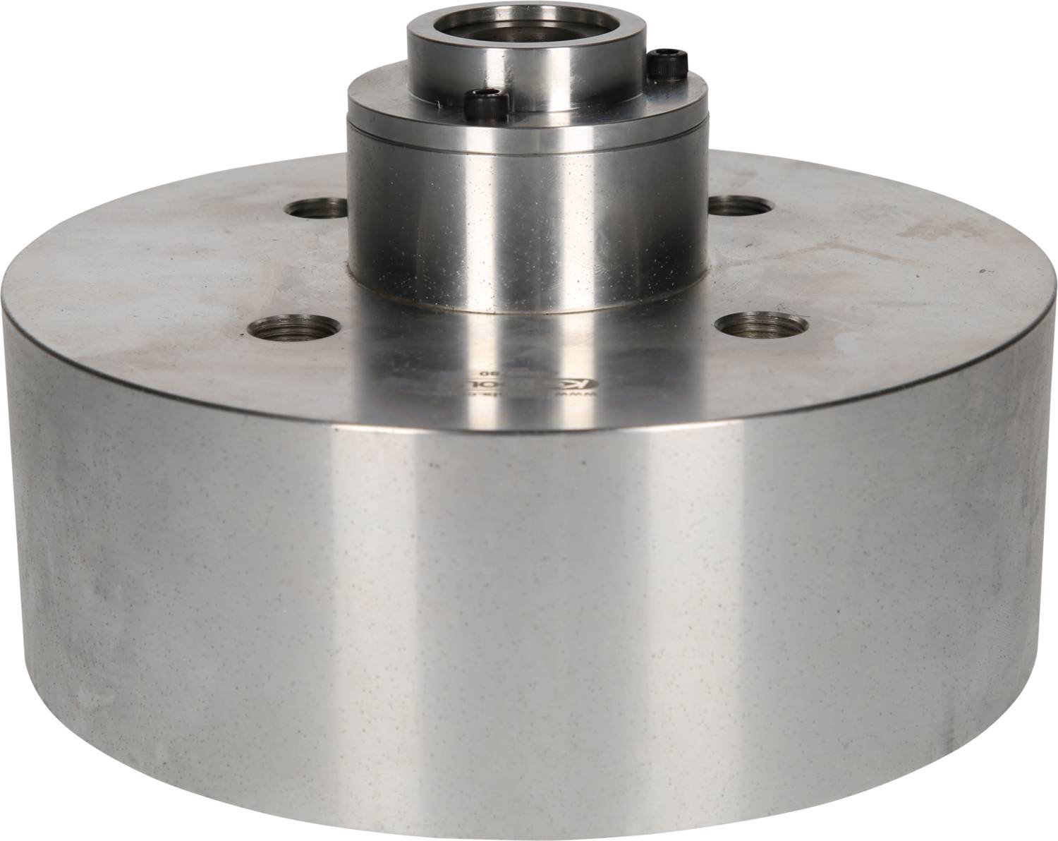 Rundes, metallisches Maschinenteil mit mehreren Bohrungen und zentralem Zylinder; wahrscheinlich ein Bauteil für Maschinenbauzwecke.