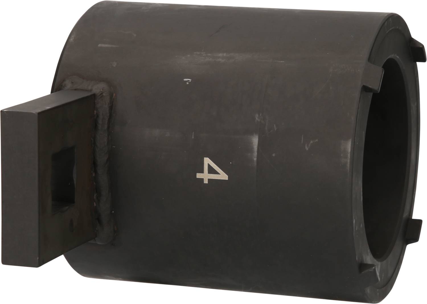 Ein zylindrisches, schwarzes Metallstück mit der Nummer '4' und einer quadratischen Öffnung an einem Ende.