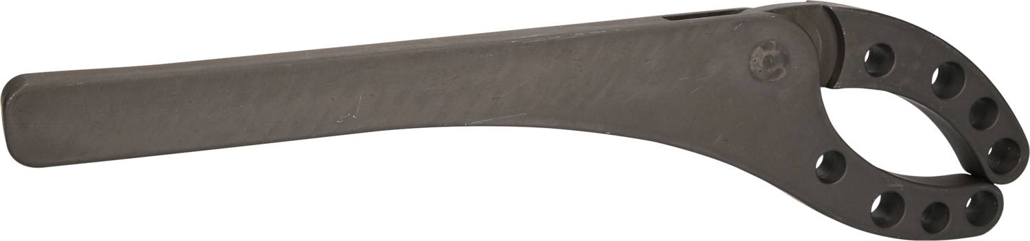 Ein schwarzer, metallischer Schraubenschlüssel mit offenem Ende und mehreren Löchern.