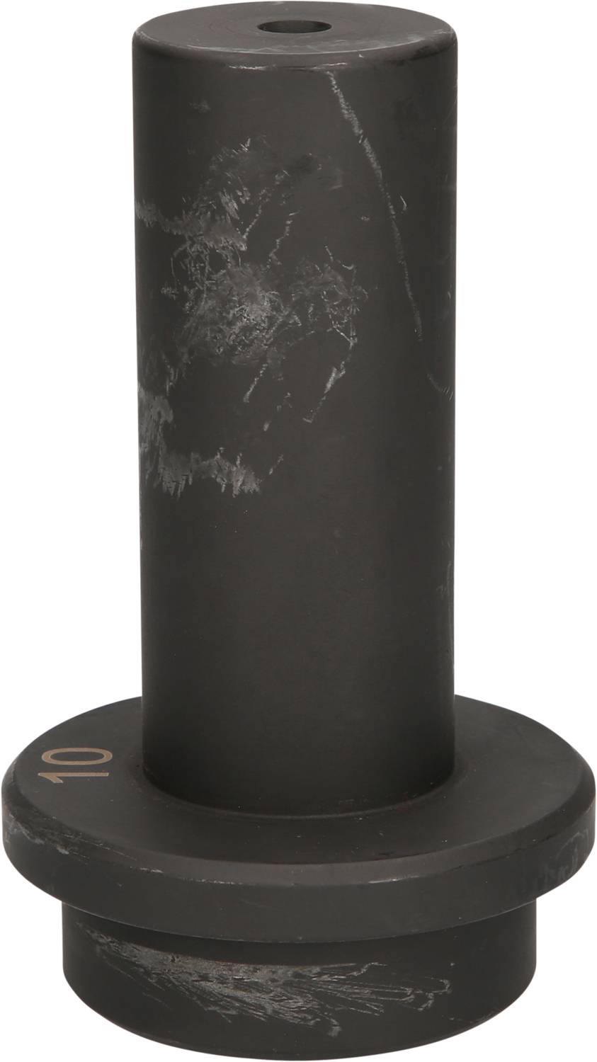 Eine schwarze, zylindrische Metallvorrichtung mit einem breiten Sockel, die aufrecht steht. Sie ist glatt mit leichten Gebrauchsspuren.