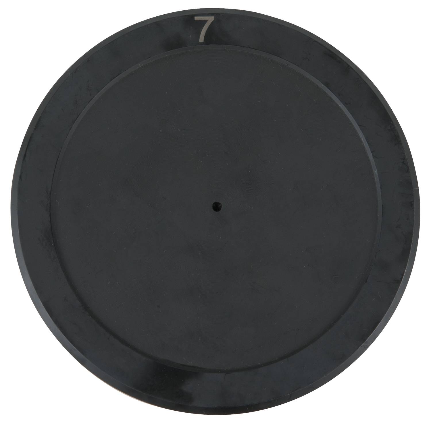 Eine schwarze Vinyl-Plattentellermatte mit der Zahl '7' oben angezeigt.