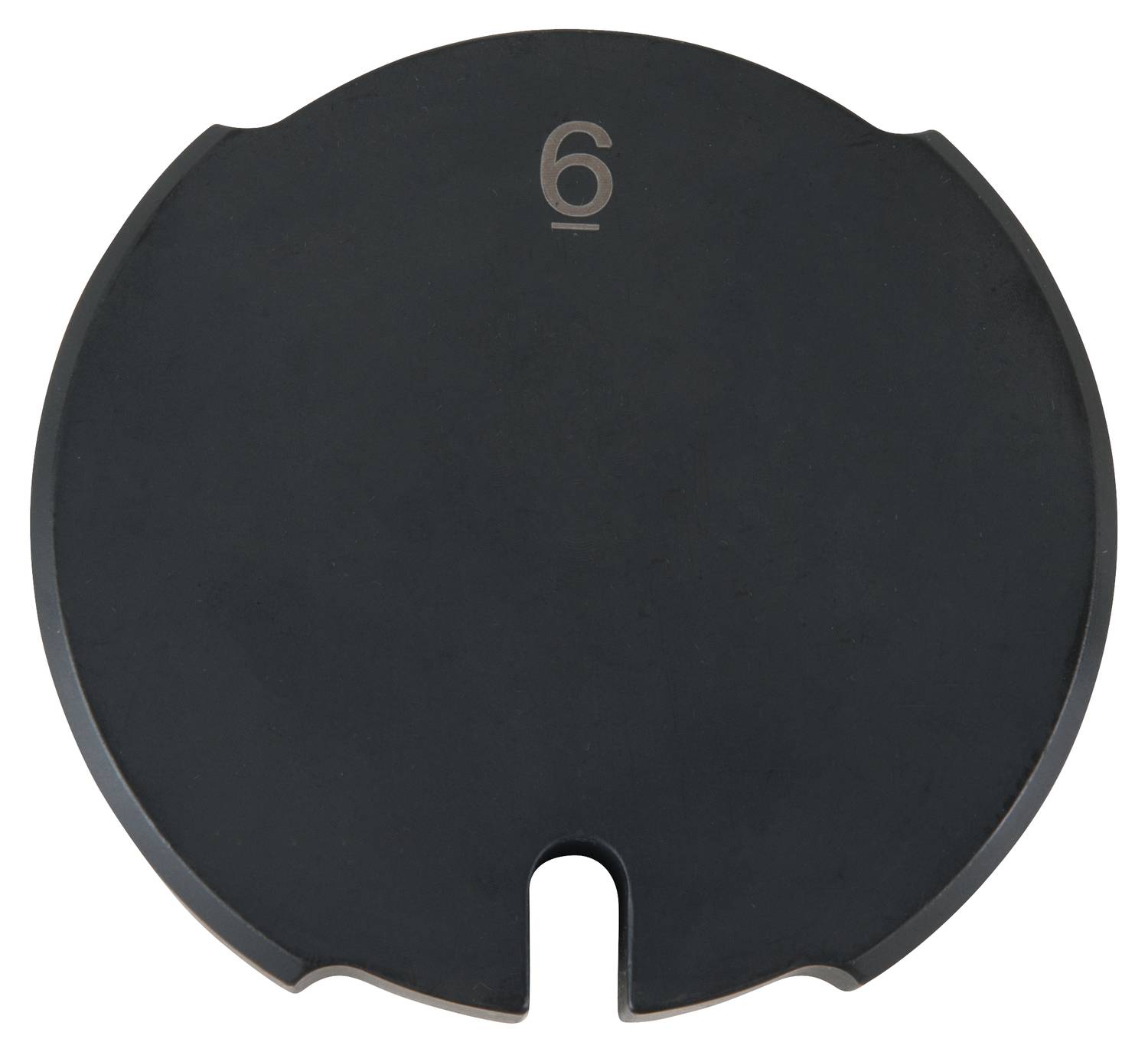 Runde schwarze Metallplatte mit Kerbe und der Zahl '6' oben.