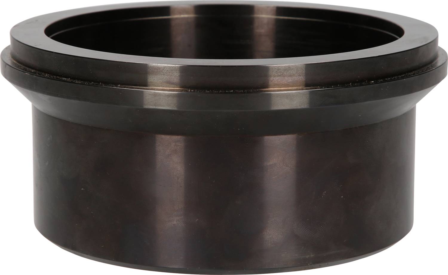 Ein zylindrisches, schwarzes Metallteil mit breitem Rand. Möglicherweise Teil eines Maschinen- oder Fahrzeugmechanismus.