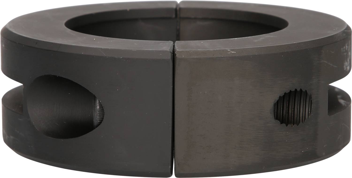 Zwei Hälften einer schwarzen Metallklemme. Verbunden durch Schrauben, vermutlich zur Befestigung von Rohren oder Wellen.