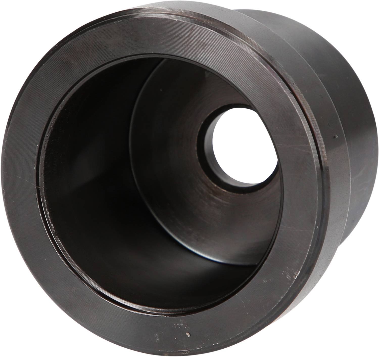 Ein schwarzes, metallisches Rohrstück, zylindrisch geformt, mit zwei unterschiedlichen Durchmessern, auf weißem Hintergrund.