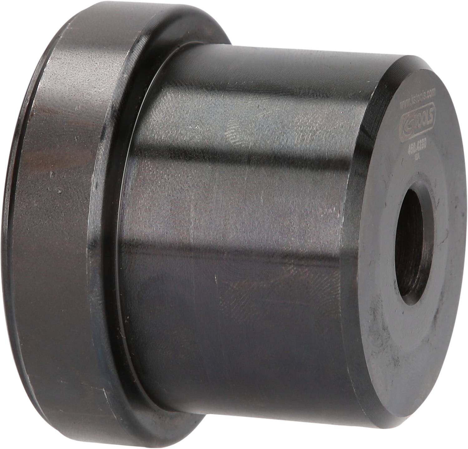 Metallzylinder mit Flansch, möglicherweise ein Maschinenteil oder Adapter. Glänzende Oberfläche mit zentraler Bohrung.