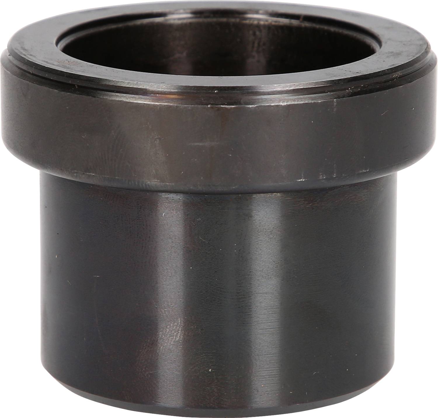 Ein schwarzes zylindrisches Metallteil, vermutlich ein Lager, auf weißem Hintergrund.