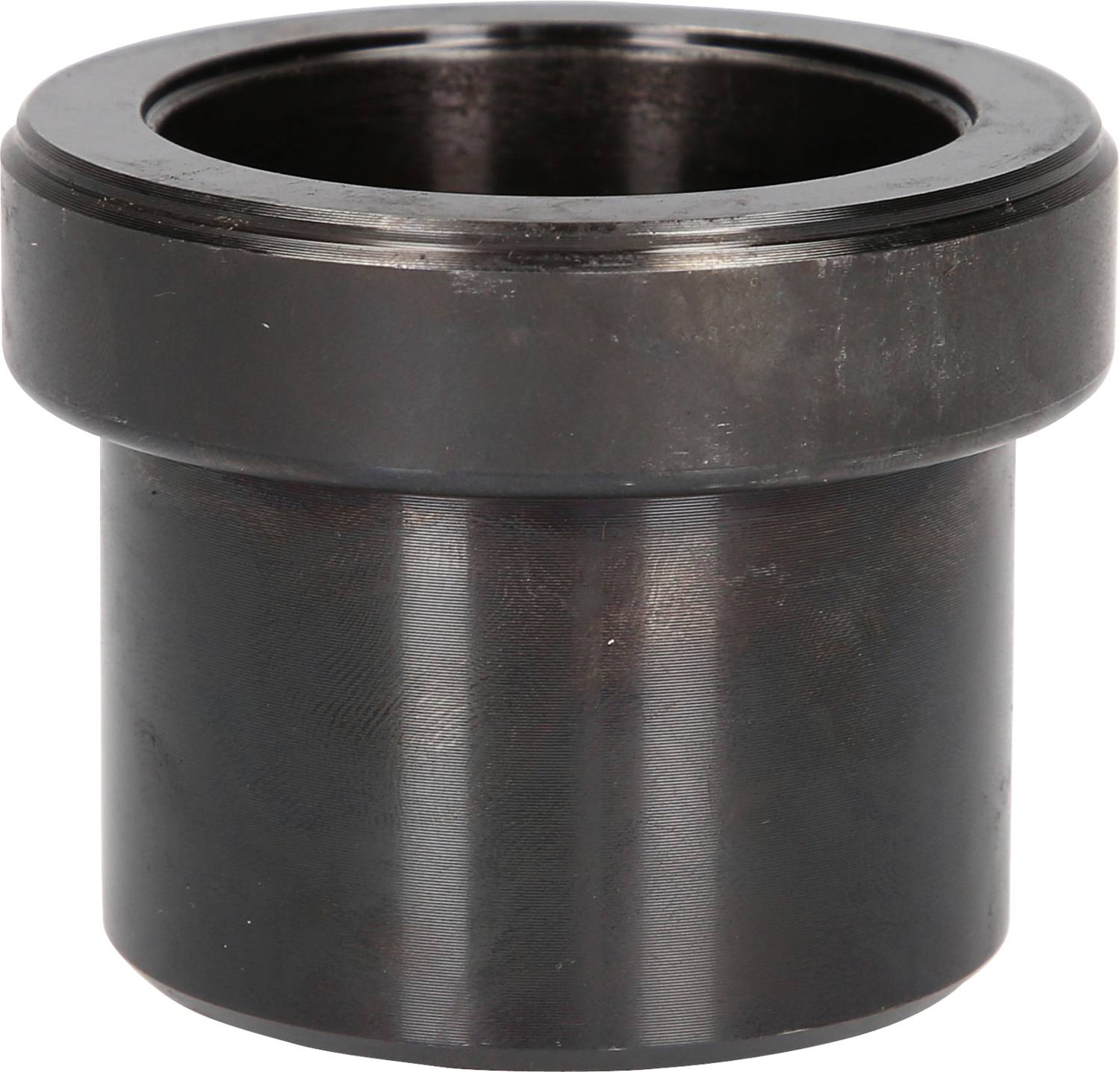Ein zylindrisches Metallteil mit breitem Rand an einem Ende. Es scheint ein technisches Bauteil zu sein, möglicherweise ein Lagergehäuse.