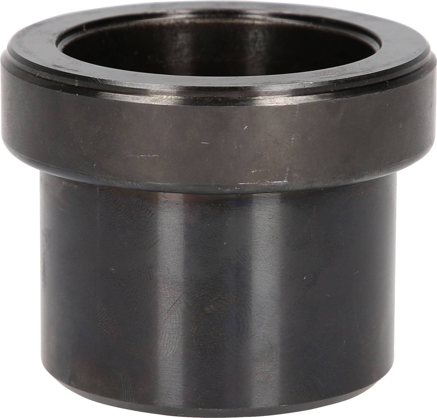 Ein schwarzes Metallteil, zylindrisch geformt, mit einem breiteren, kreisförmigen Rand oben. Möglicherweise ein Bauteil eines mechanischen Systems.