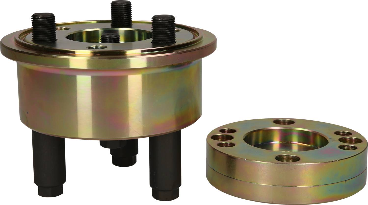 Metallischer Hub Adapter mit mehreren Schrauben für die Befestigung, neben einem flachen, runden Adapter mit Löchern.