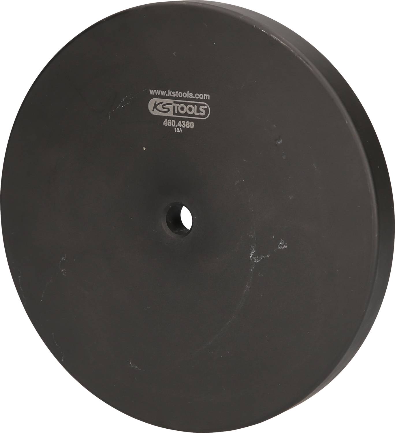 Schwarze Metallscheibe mit mittigem Loch, darauf 'KS Tools'.