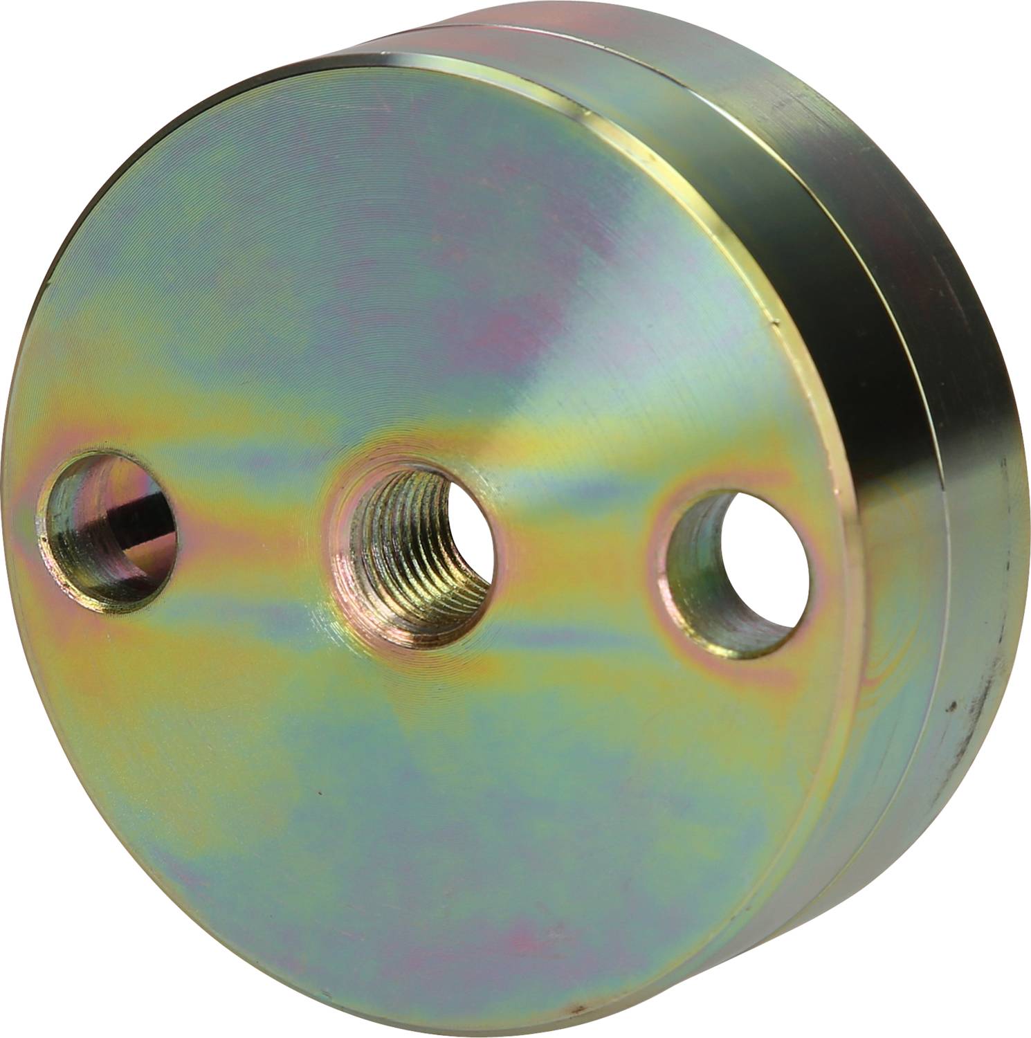 Metallisches, zylindrisches Bauteil mit drei Bohrungen, wobei eine in der Mitte größer ist. Oberfläche schimmert in Regenbogenfarben.