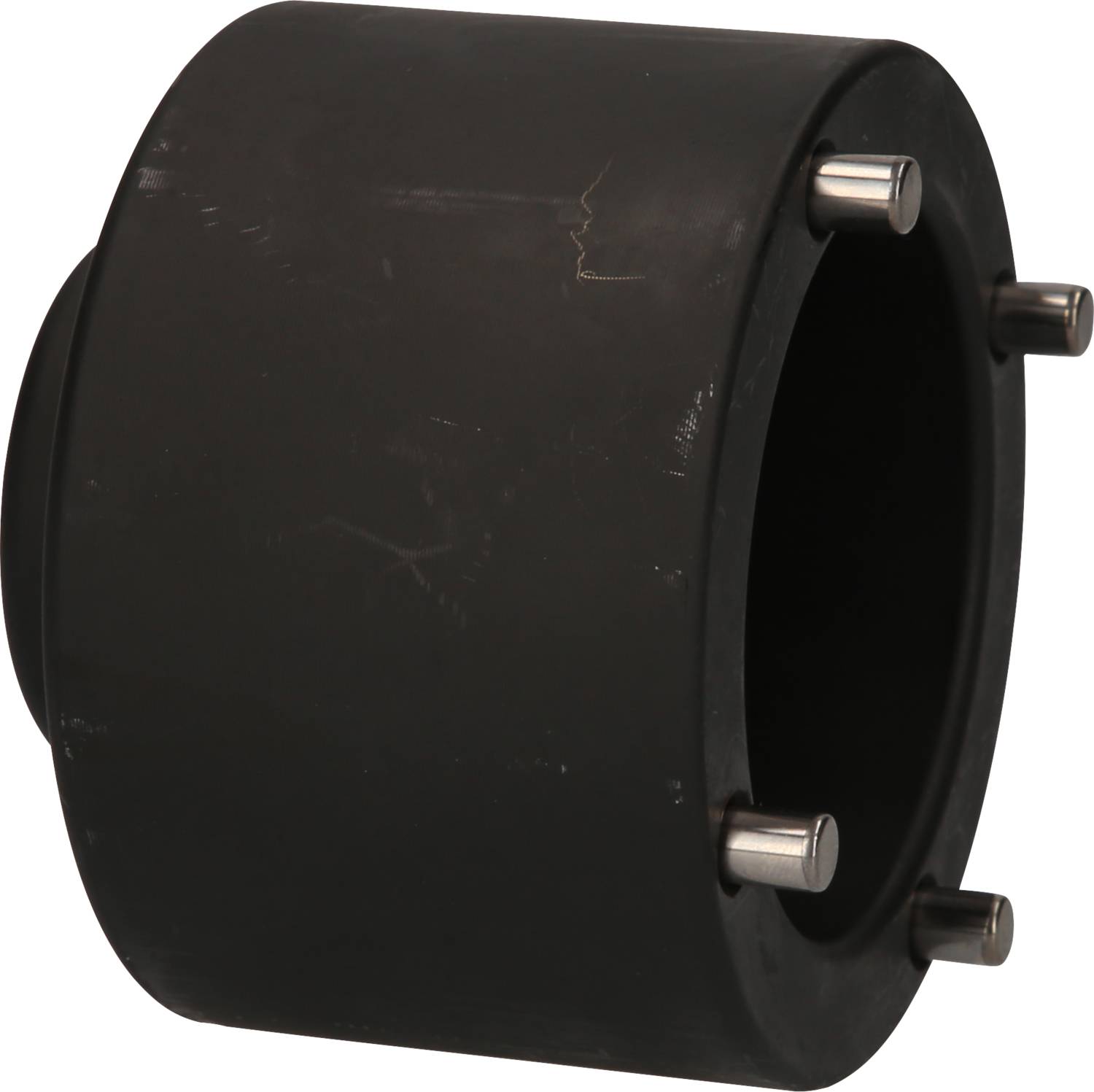 Ein schwarzer, zylindrischer Adapter mit drei silbernen Stiften an der Seite, häufig verwendet zum Verbinden von Geräten oder Rohren.
