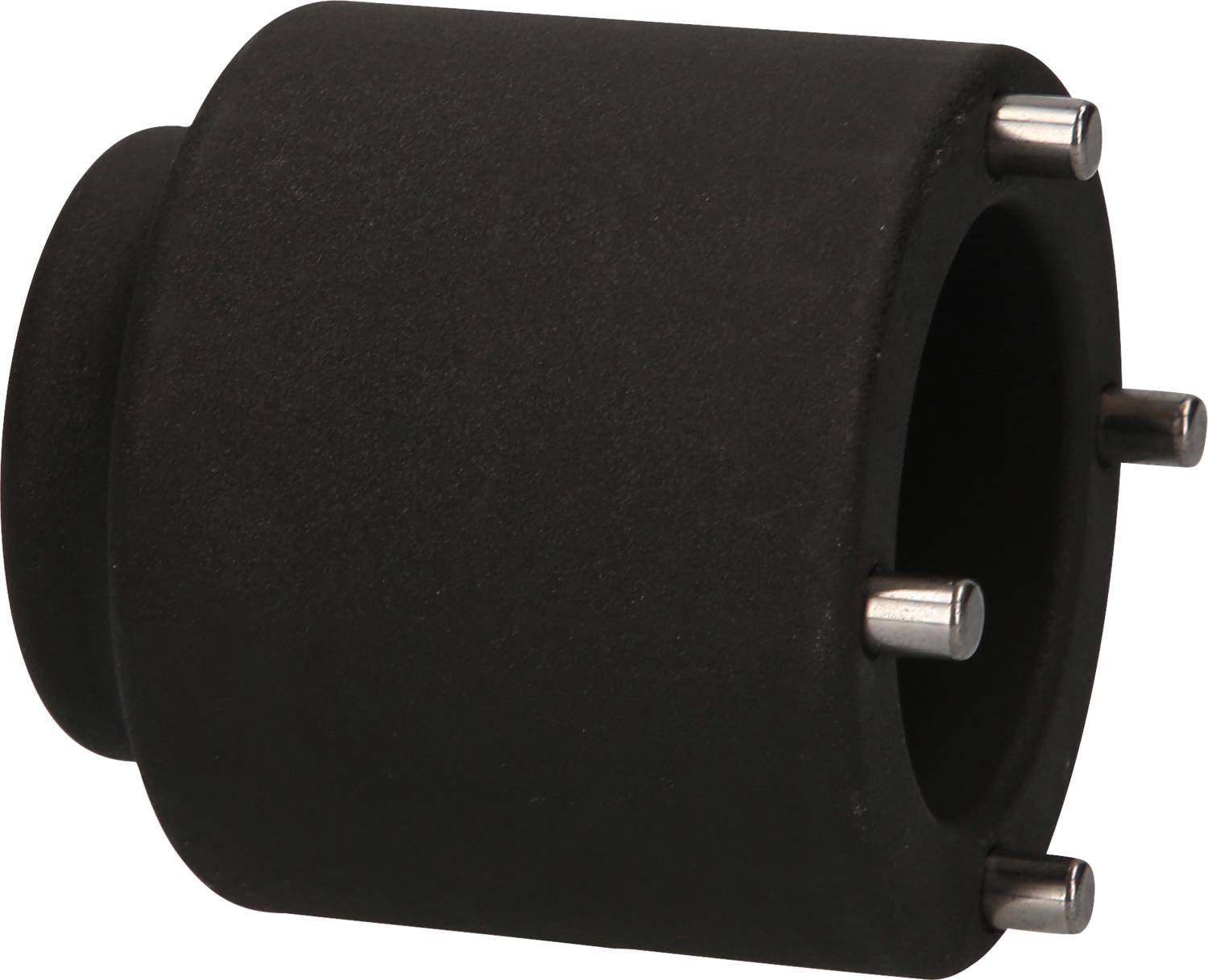 Ein schwarzer, zylindrischer Adapter mit vier silbernen Stiften, zwei davon sichtbar. Der Adapter scheint aus Kunststoff zu bestehen.