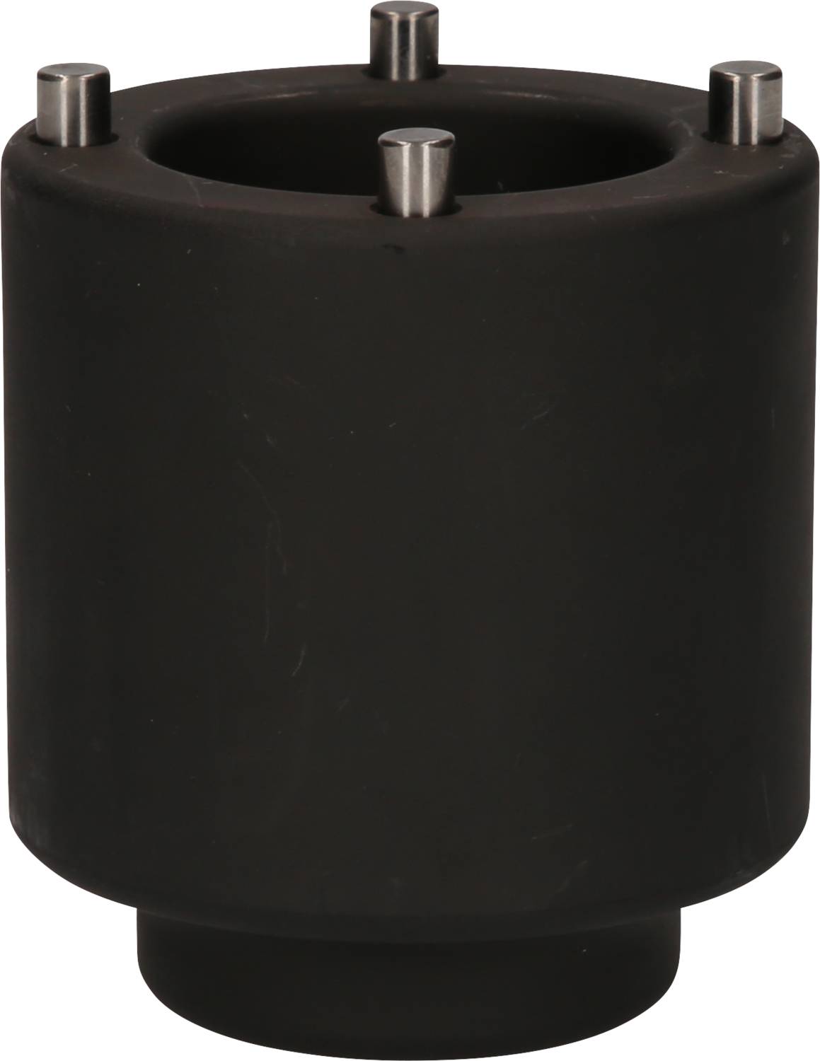 Ein schwarzer zylindrischer Adapter mit vier hervorstehenden Metallstiften oben. Verwendet für Maschinen- oder Geräteteile.