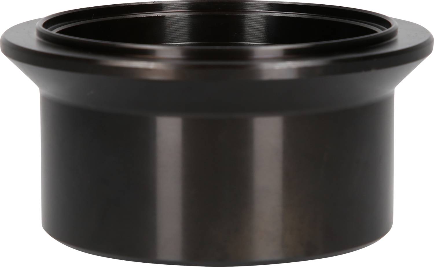 Ein rundes, schwarzes Metallbauteil, das wie ein Abdeck- oder Muffenelement aussieht, vor weißem Hintergrund.