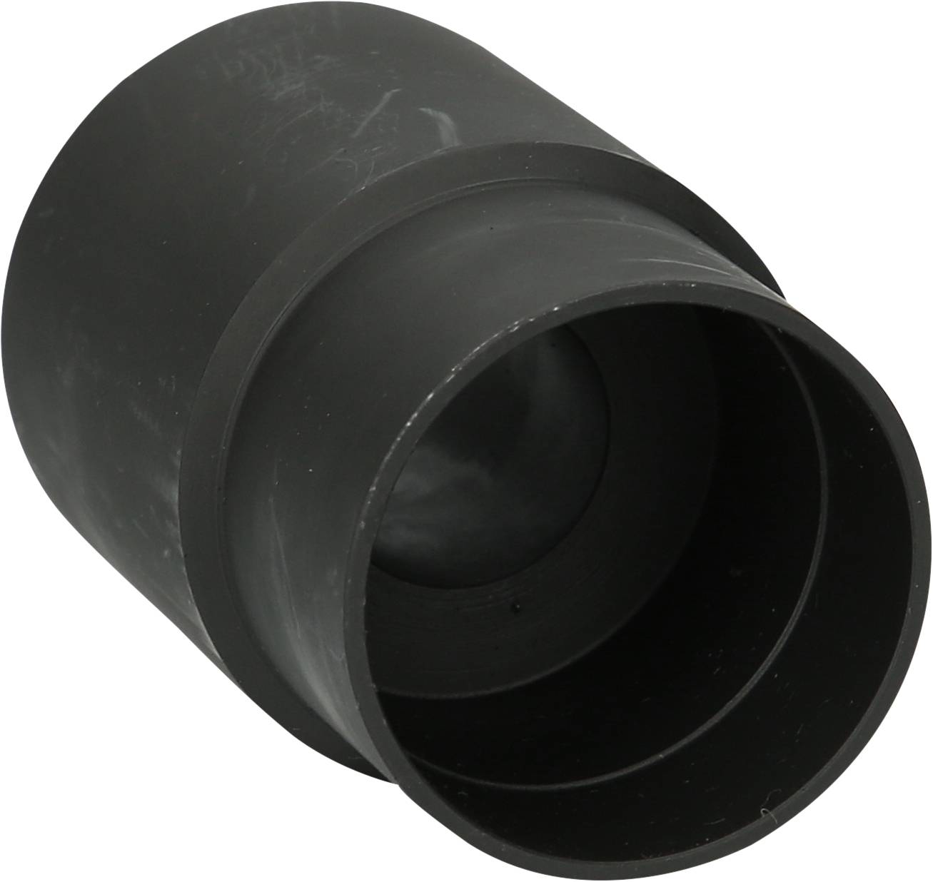 Ein schwarzes rohrförmiges Objekt mit erweitertem Ende, möglicherweise ein Adapter oder Verbinder, liegt auf einer ebenen Fläche.