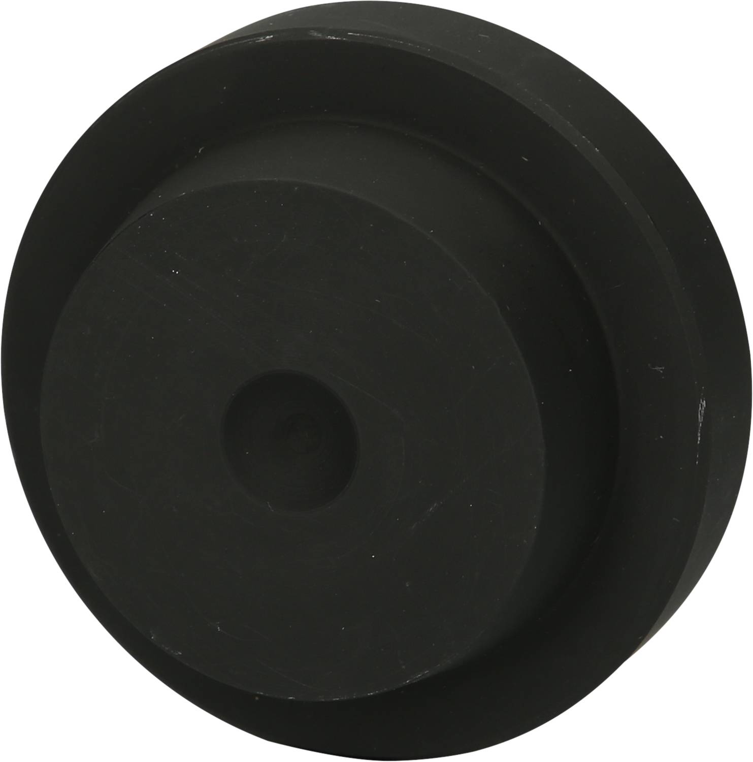 Schwarzes, rundes Objekt mit flachem Rand, vermutlich ein Deckel oder eine Abdeckung, vor weißem Hintergrund.