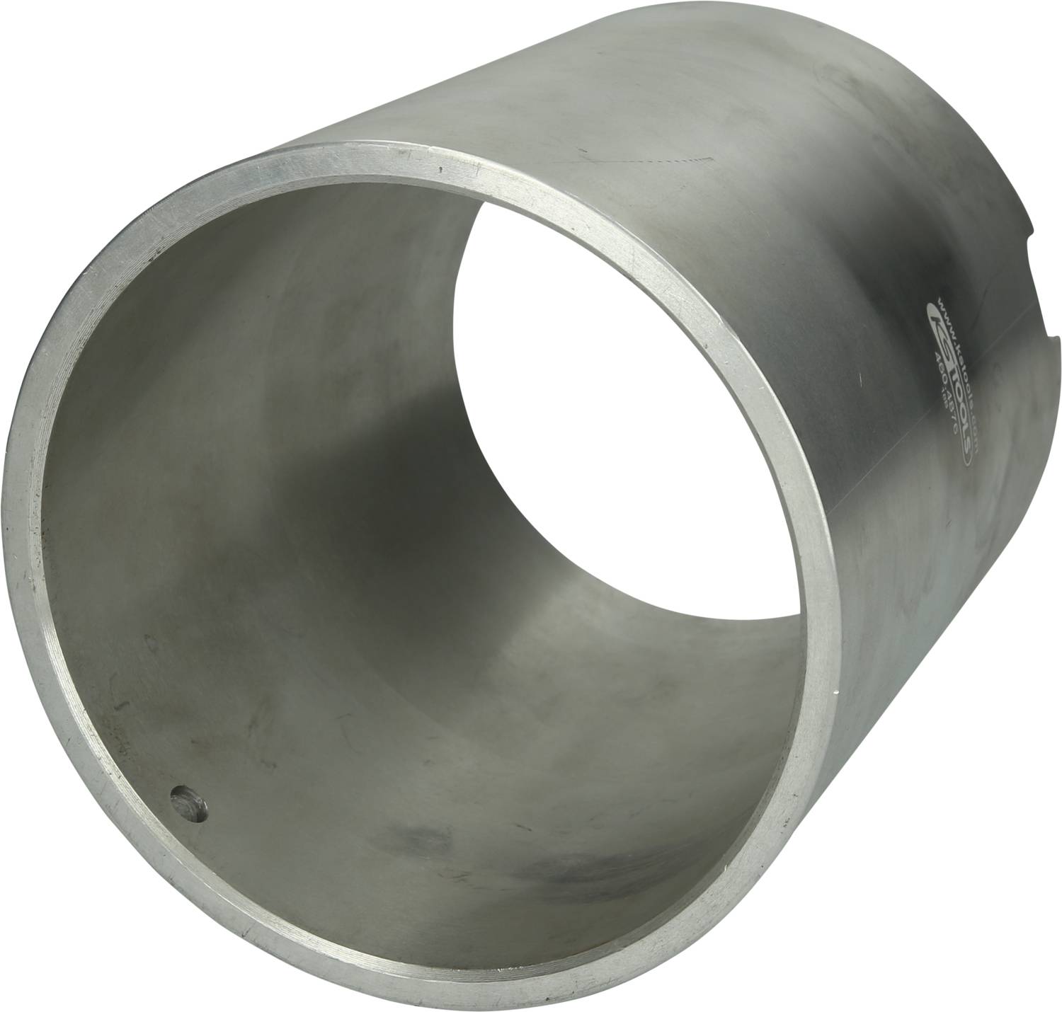 Ein großer, hohler Metallzylinder, leicht schräg gelegen, zeigt seine glatte, glänzende Oberfläche.