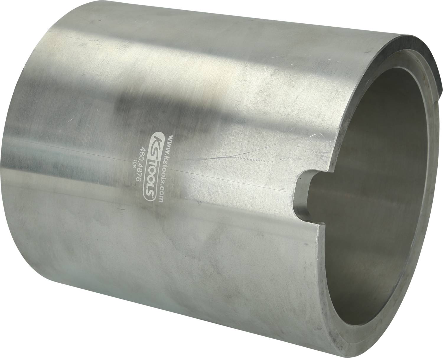 Ein großer, metallischer zylindrischer Maschinenteil mit glatter Oberfläche und einer Nut an der Seite.