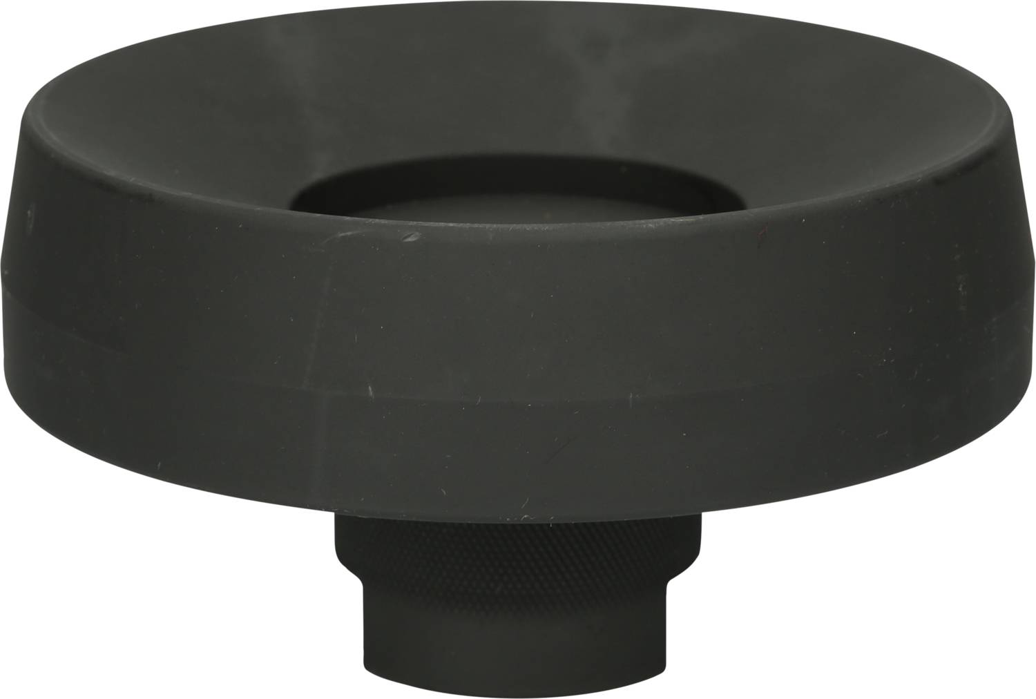 Schwarzes, zylindrisches Gerät mit breitem Rand und zentraler Vertiefung, möglicherweise eine Abdeckung oder ein Adapter.