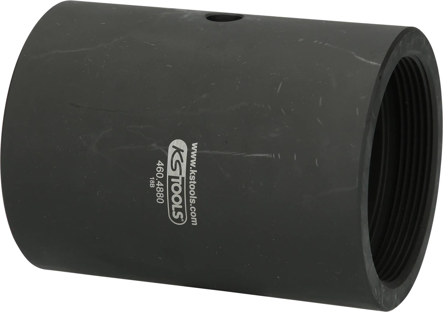Schwarzer Zylinder mit 'KS TOOLS' Logo und Produktnummer, vermutlich ein Werkzeugteil oder Adapter, aus Metall oder Kunststoff gefertigt.