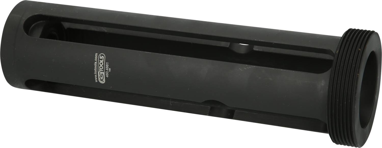 Ein schwarzes zylindrisches Teil mit seitlichen Schlitzen und Gewinde am einen Ende, möglicherweise ein technisches Bauteil.