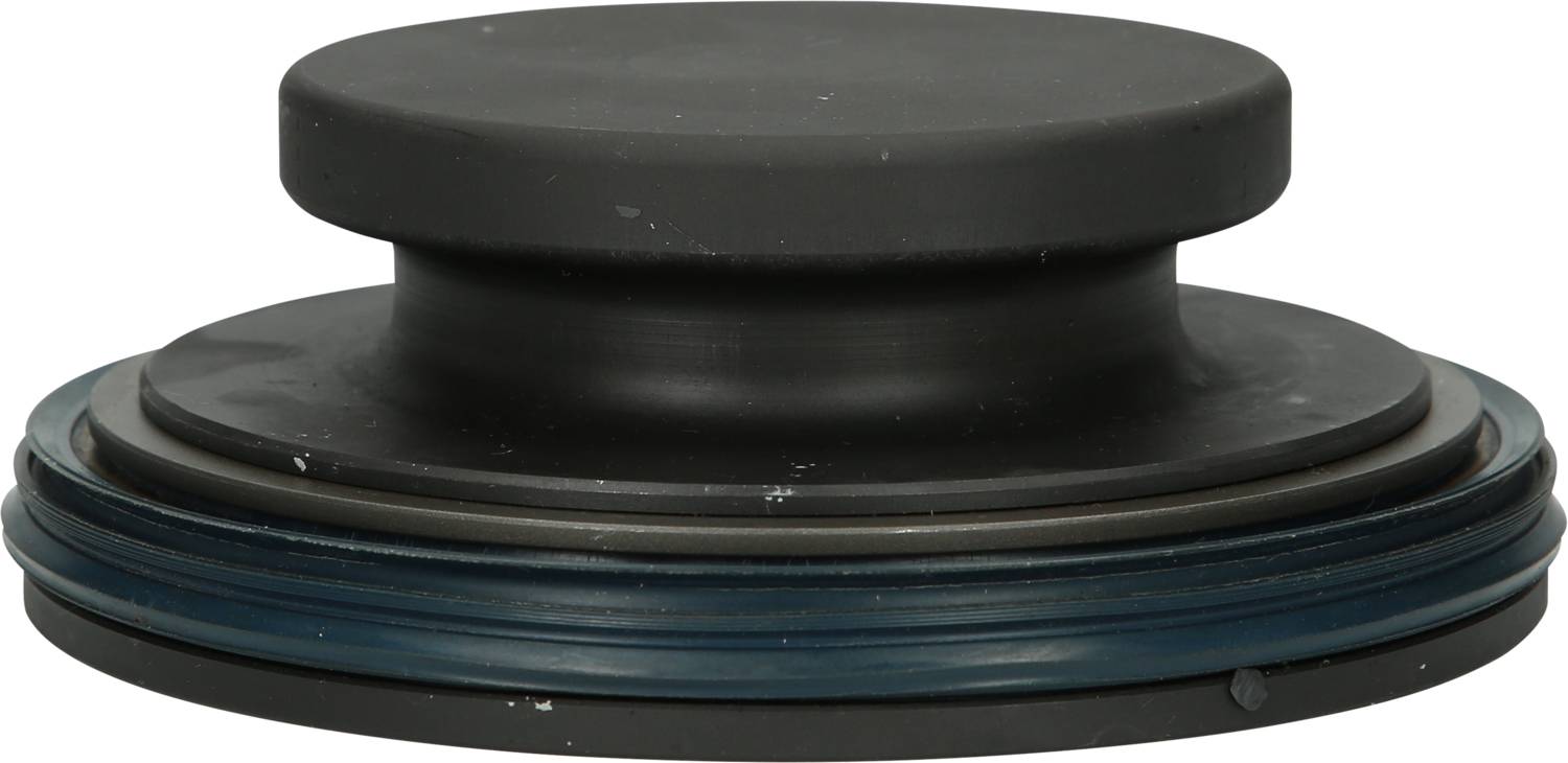 Eine schwarze runde Abdeckung auf einer flachen Basis, möglicherweise ein Deckel oder ein technisches Bauteil.