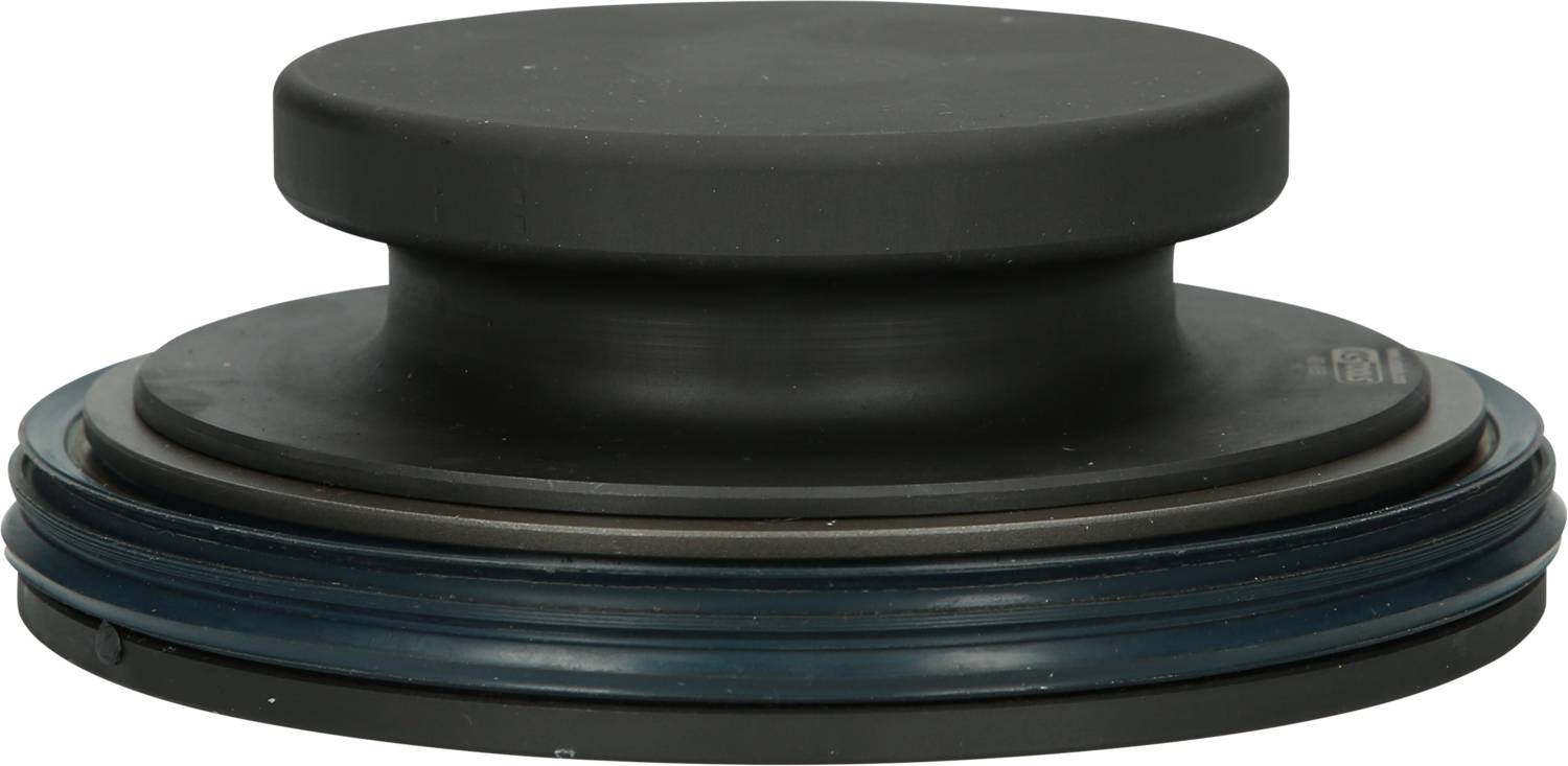 Rundes, schwarzes Objekt mit flacher Oberseite und mehreren Ringen an der Unterseite. Mögliche technische oder industrielle Verwendung.