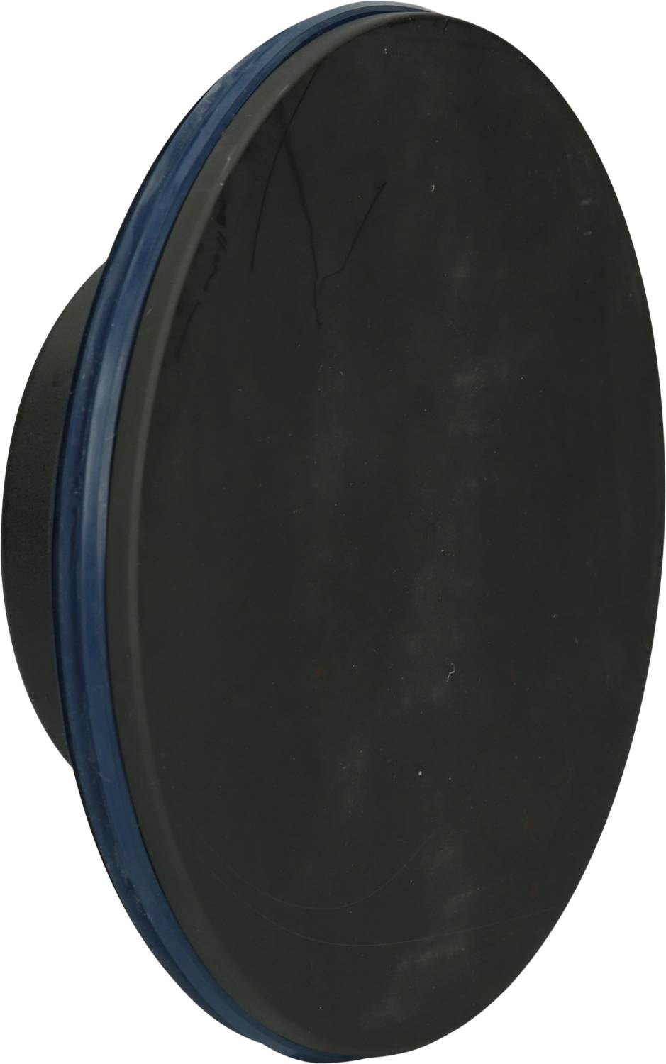 Ein schwarzes ovales Objekt mit blauem Rand liegt auf einer weißen Oberfläche.
