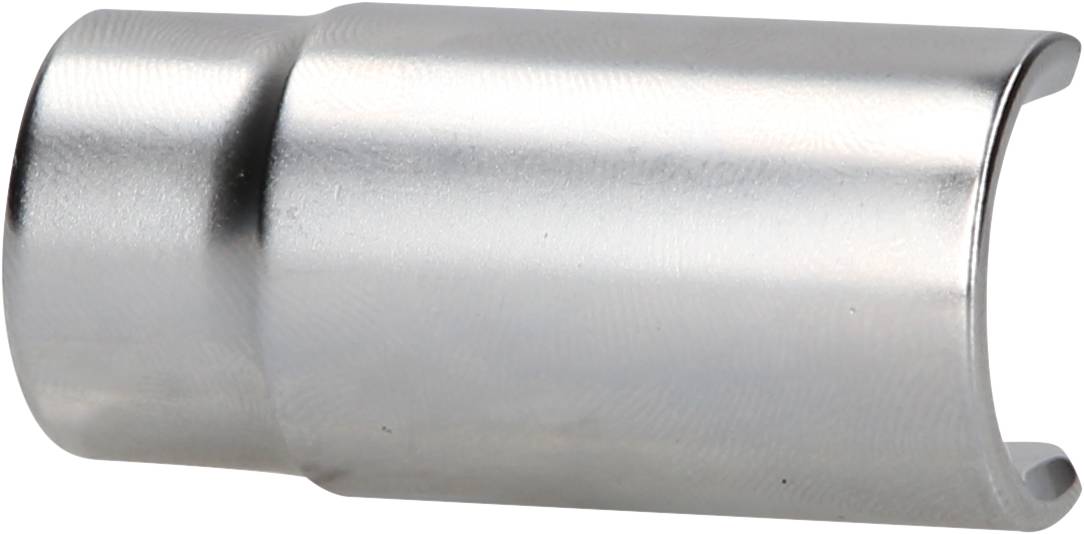Ein silbernes, zylindrisches Metallwerkzeug, möglicherweise ein Schlüssel oder Adapter, auf weißem Hintergrund.