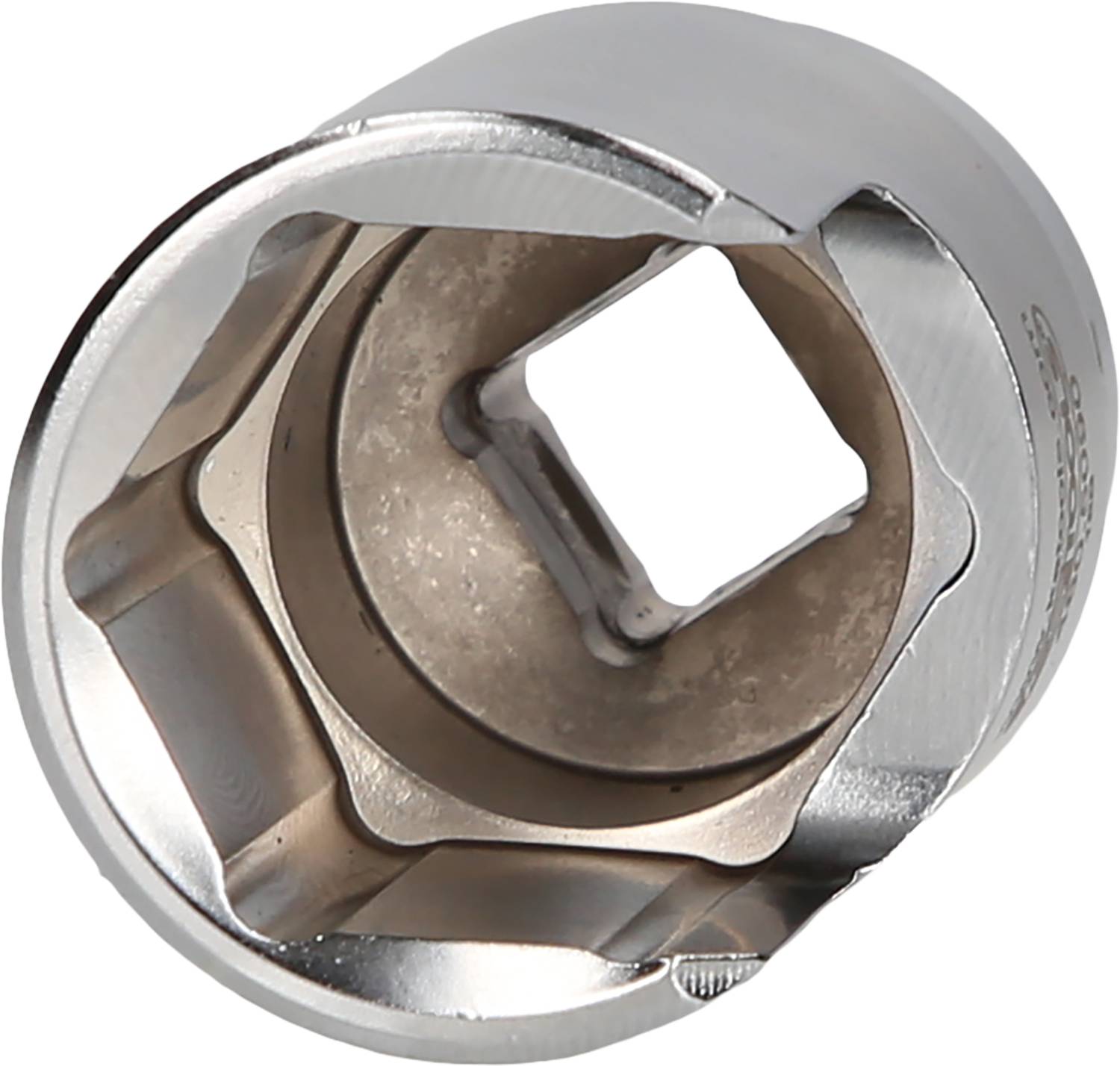 Nahaufnahme einer glänzenden Stecknuss, die ein wichtiges Werkzeug für Mechaniker darstellt. Sie ist aus Metall und hat eine sechskantige Öffnung.