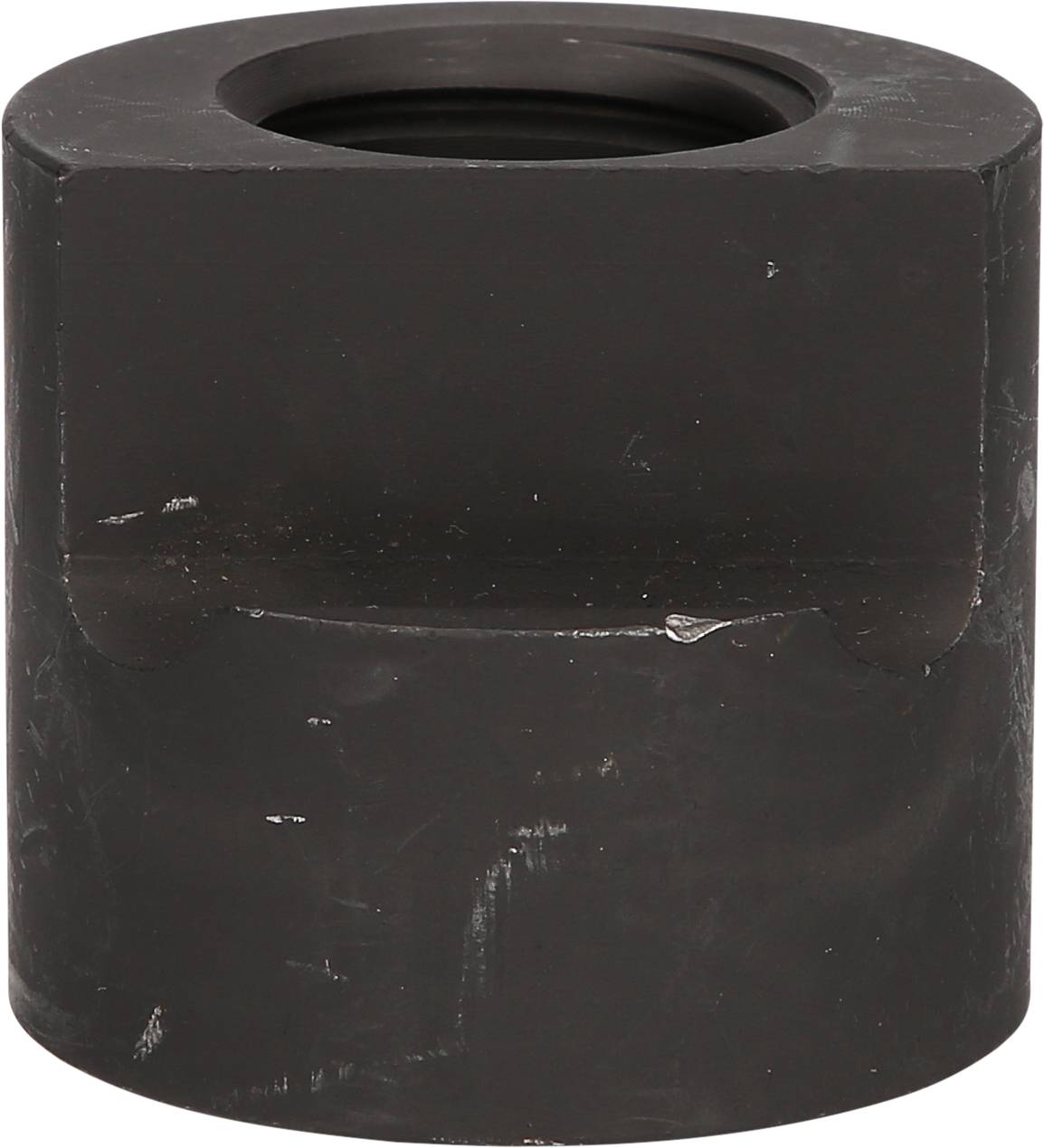 Ein schwarzes, zylindrisches Metallteil mit einem vertieften Innenraum. Es zeigt Gebrauchsspuren und ist rundum glatt.