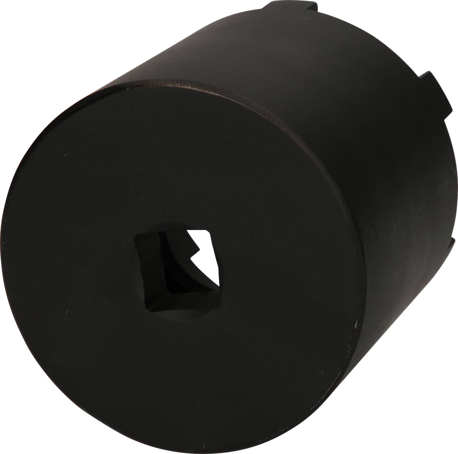 Ein schwarzes, zylindrisches Metallteil, vermutlich ein Adapter oder Werkzeug, mit quadratischer Öffnung in der Mitte.