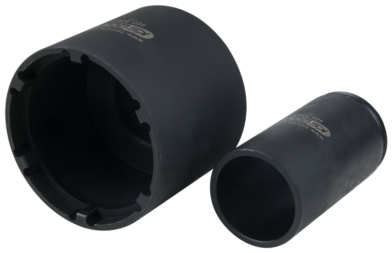 Zwei schwarze zylindrische Metallteile, eines größer und breiter stehend, das andere kleiner und schmaler liegend.