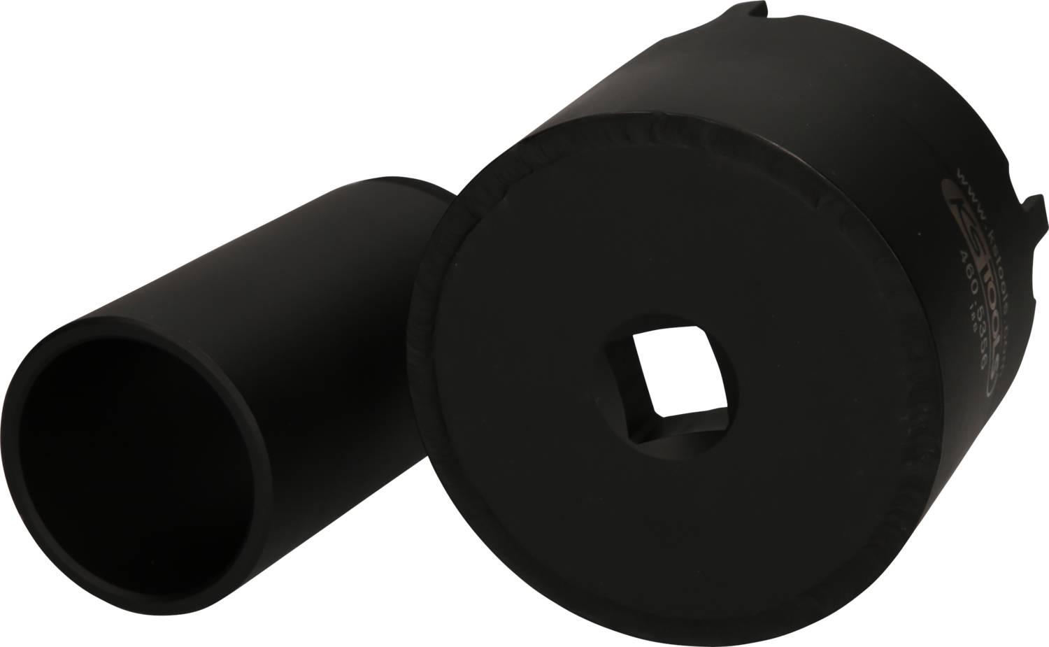 Zwei schwarze Metallzylinder, einer stehend und einer liegend; der liegende Zylinder hat eine quadratische Öffnung an einem Ende.