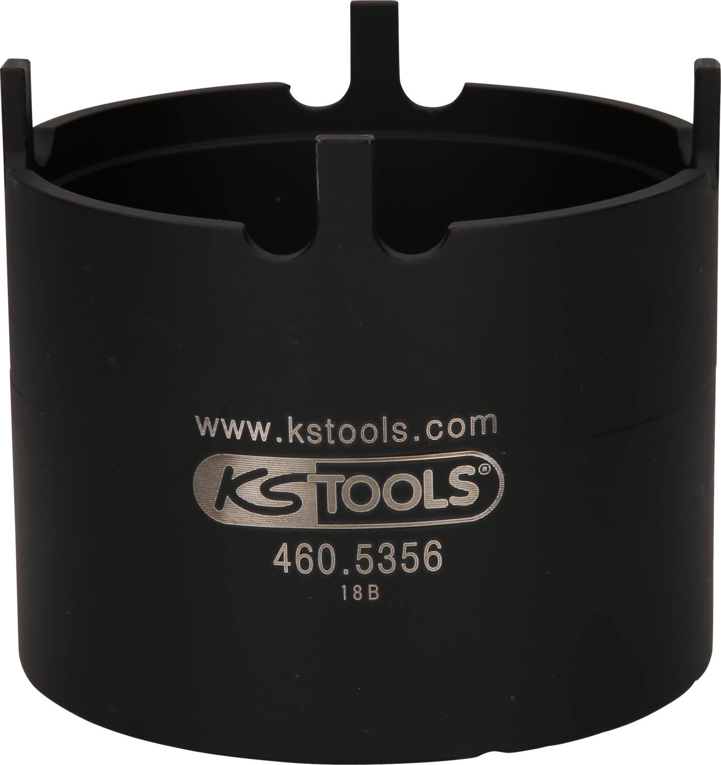 Ein schwarzer Werkzeugaufsatz mit der Aufschrift 'www.kstools.com KS TOOLS 460.5356 18B', zylinderförmig mit vier Kerben am oberen Rand.