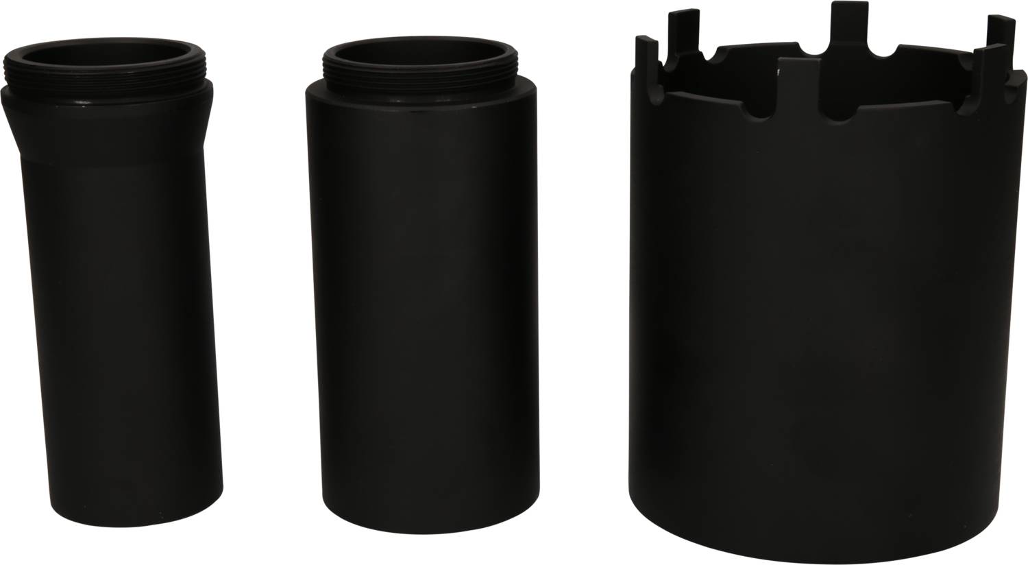 Drei schwarze zylindrische Behälter mit unterschiedlichen Höhen und Oberteil-Designs stehen nebeneinander auf einer weißen Fläche.