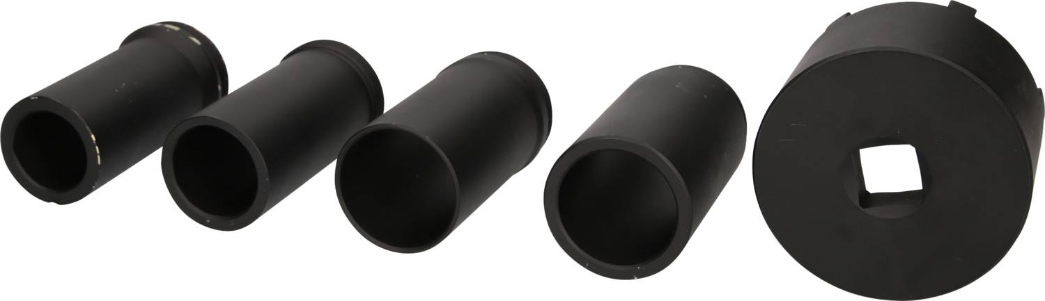 Fünf schwarze, zylindrische Adapter in verschiedenen Größen, die nebeneinander auf einer weißen Fläche liegen.