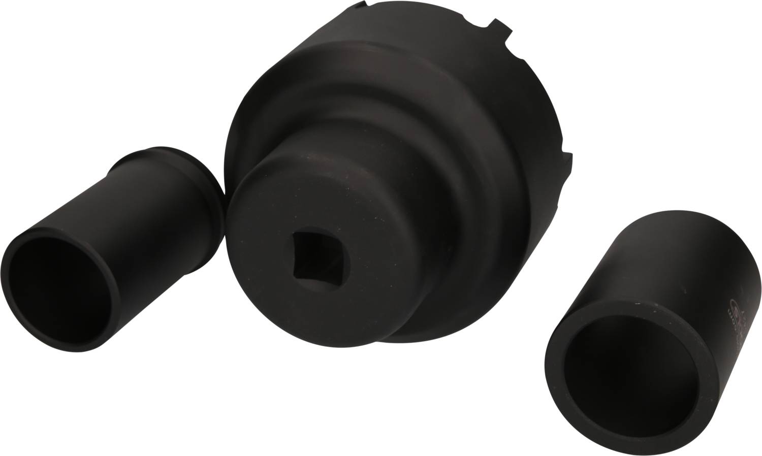 Drei schwarze zylindrische Metallwerkzeuge in unterschiedlichen Größen liegen nebeneinander auf einer weißen Fläche.