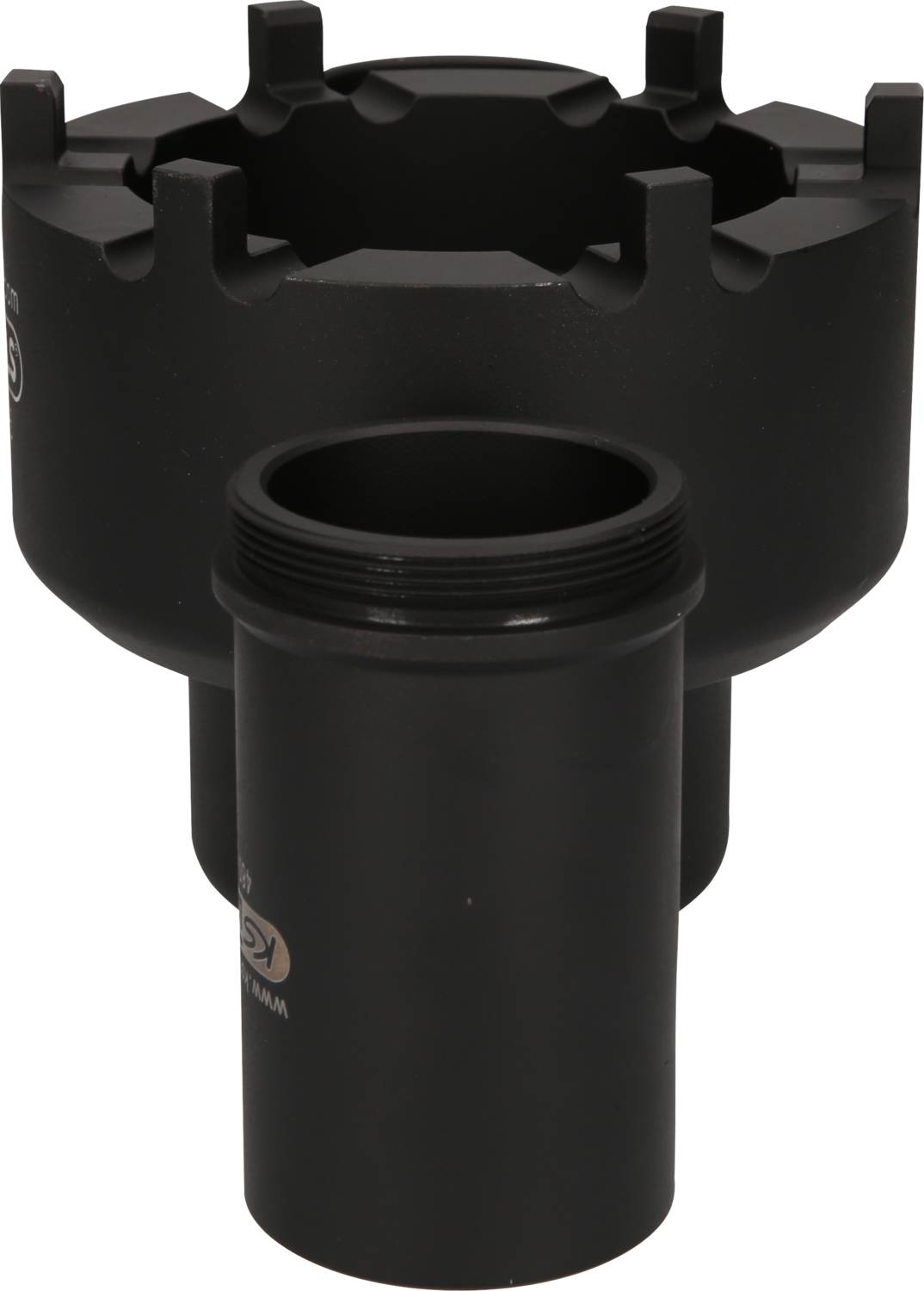 'Zwei schwarze zylindrische Adapter aus Metall, ineinander steckend. Einer hat eine gezackte obere Kante.'