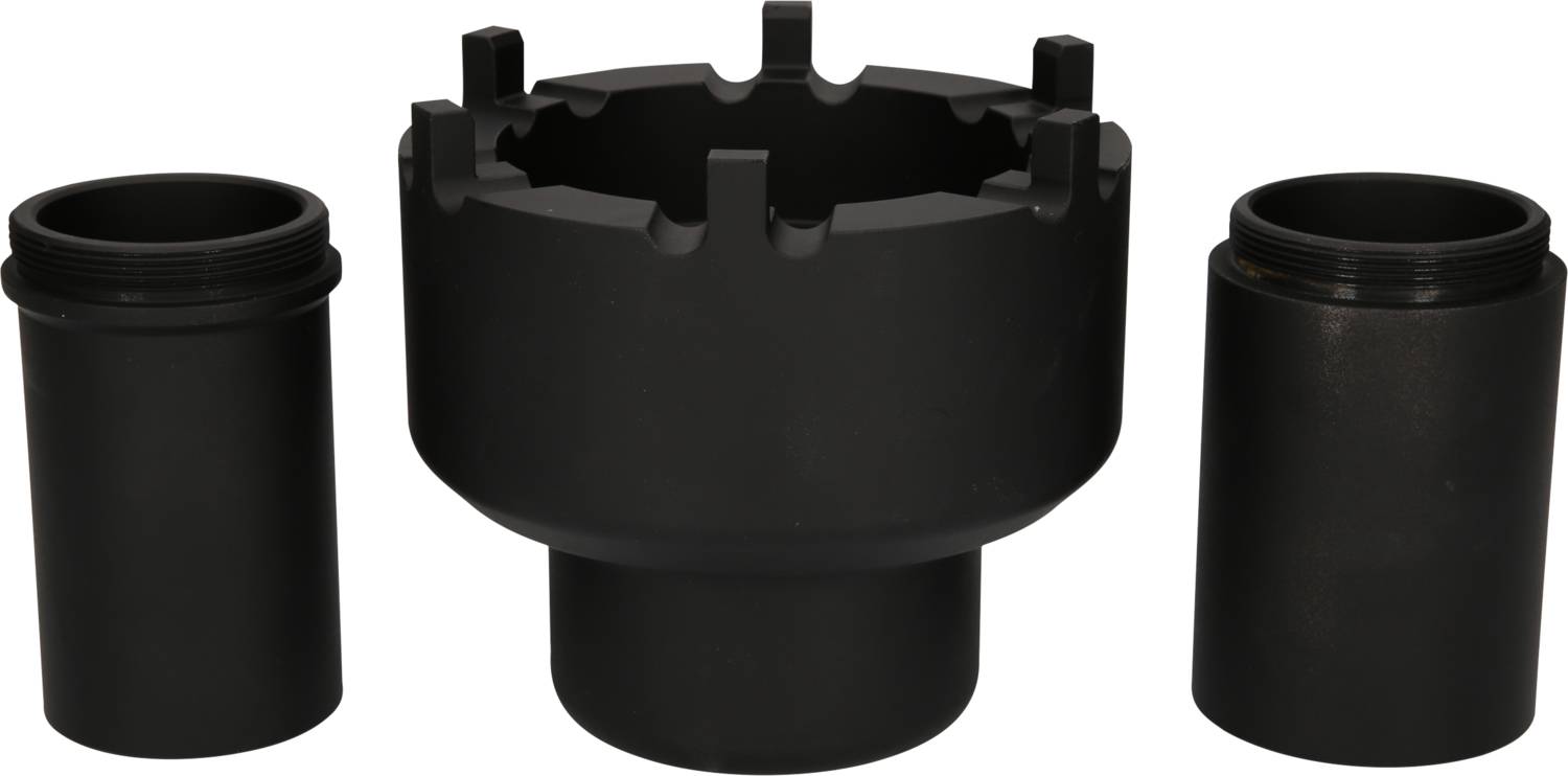 Drei schwarze zylindrische Metallteile; das mittlere hat Einbuchtungen oben und ist größer. Sie liegen aufrecht nebeneinander vor weißem Hintergrund.
