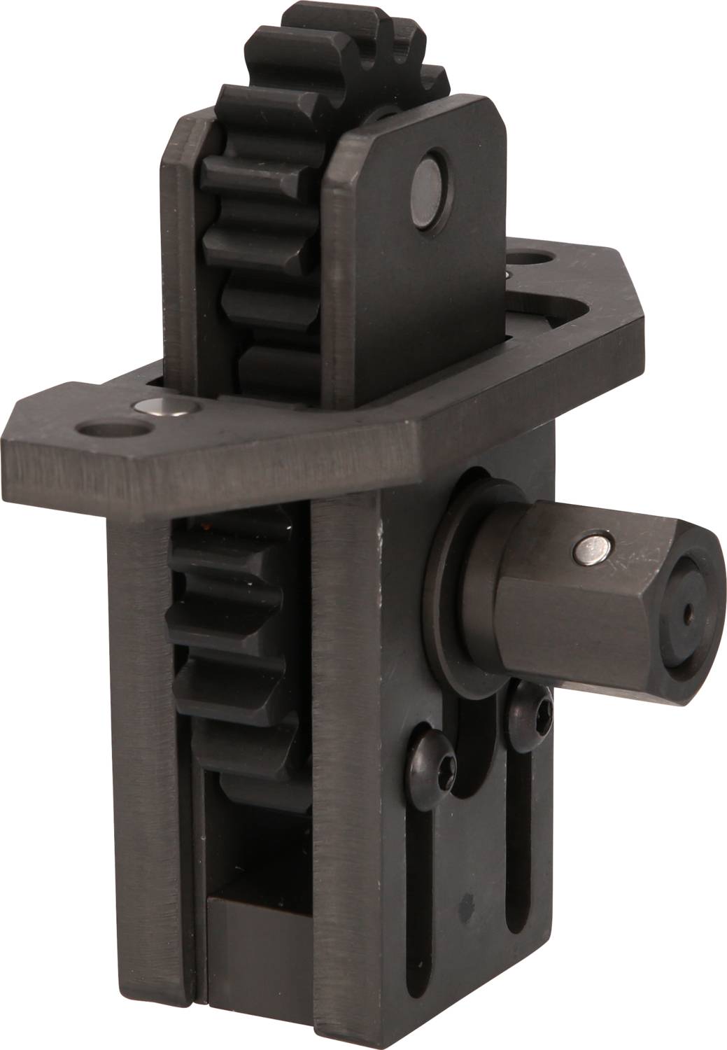 Schwarzes mechanisches Bauteil mit Zahnrad und Verbindungselement, möglicherweise ein Teil einer größeren Maschinenkonstruktion.