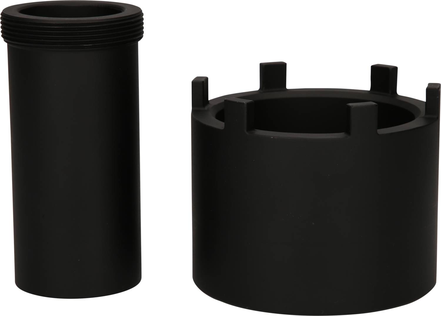 Zwei schwarze zylindrische Objekte aus Kunststoff; links mit Gewinde, rechts mit hervorstehenden Zacken.