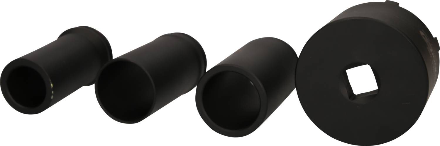 Vier schwarze, zylindrische Metallteile in verschiedenen Größen und Formen, angeordnet nebeneinander auf weißem Hintergrund.