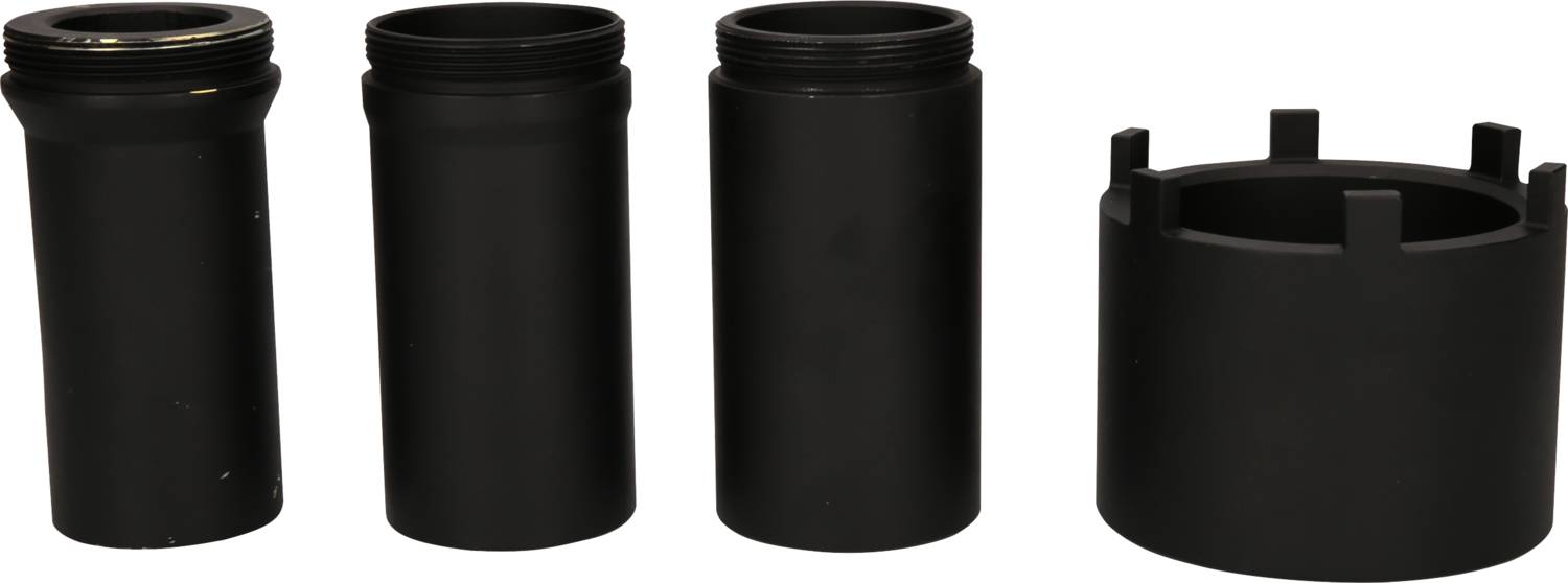 Vier schwarze zylindrische Teile, nebeneinander angeordnet, mit unterschiedlichen Höhen und Durchmessern.