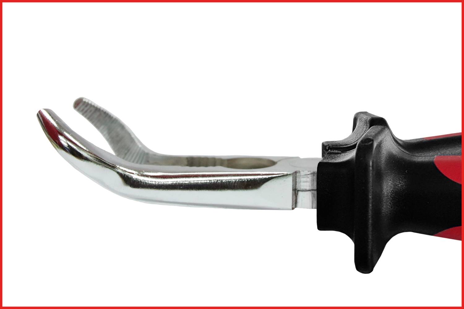 Ein schwarzer Griff mit einem metallischen Werkzeugaufsatz, der wie eine gebogene Klinge geformt ist, vor weißem Hintergrund.