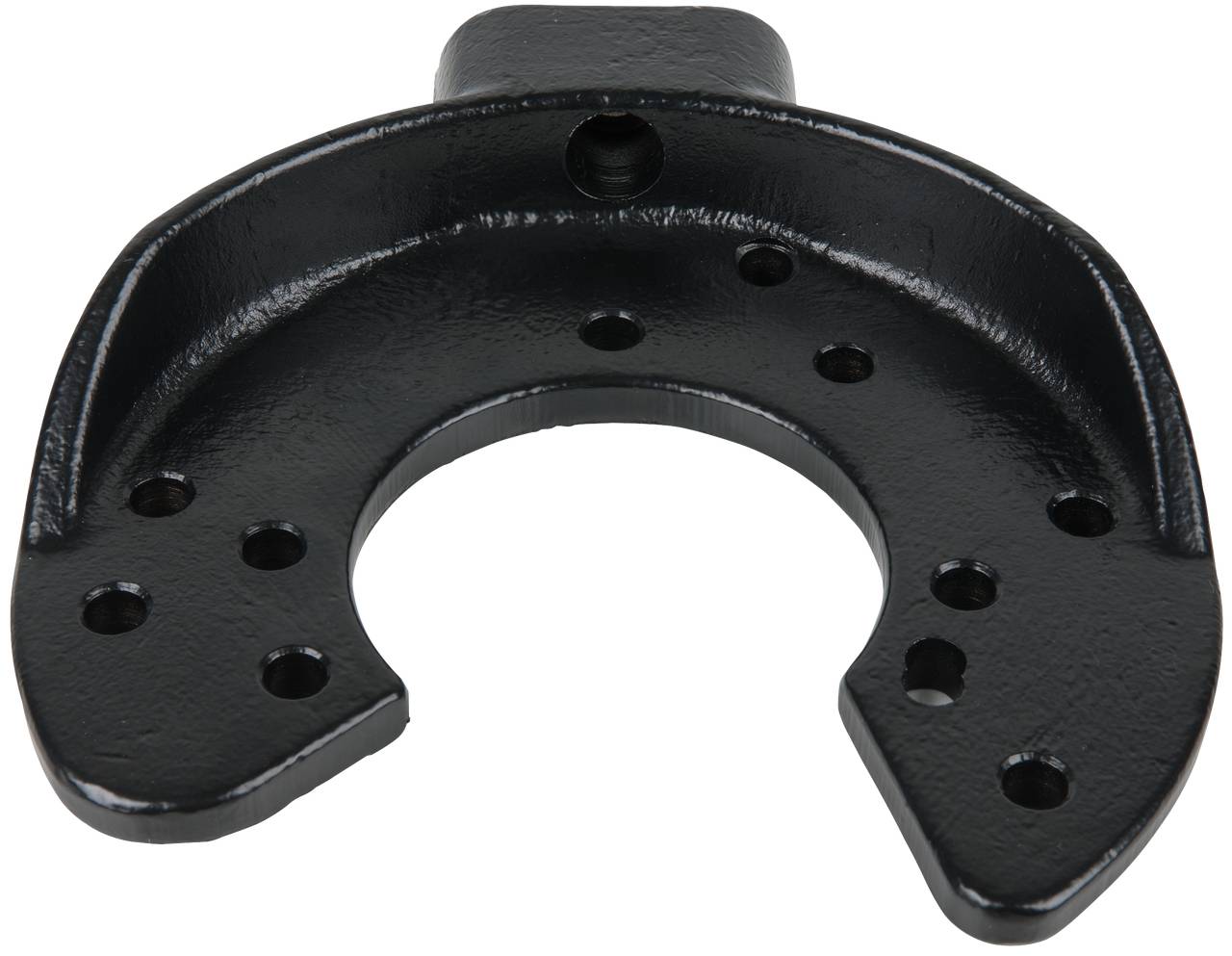 Ein schwarzes, gebogenes Metallteil mit mehreren Löchern, vermutlich ein Montageelement oder eine Halterung für Maschinenbauzwecke.