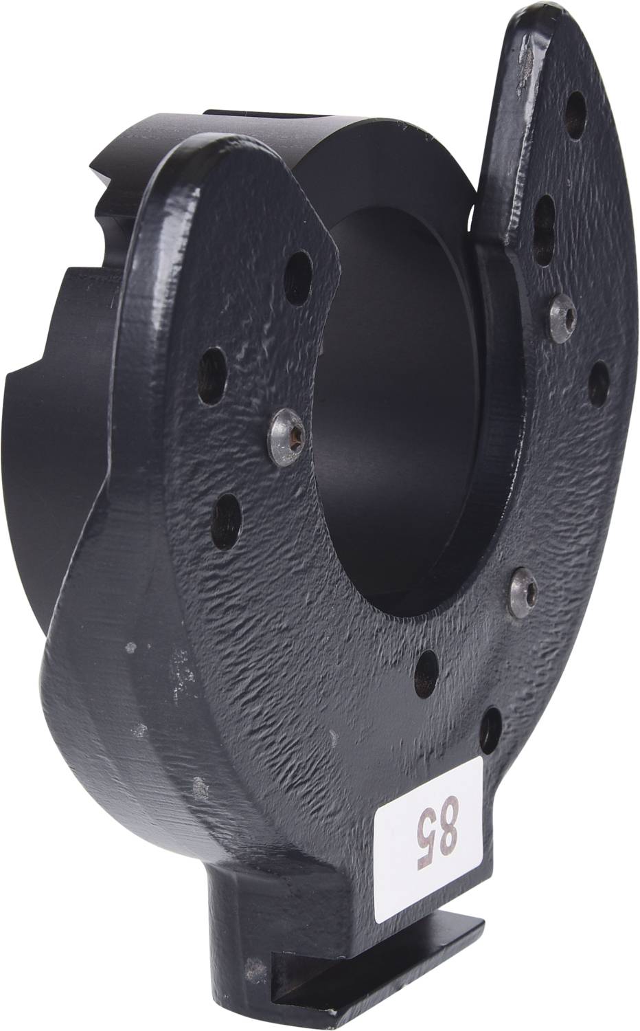 Eine schwarze, gebogene Metallhalterung mit mehreren Löchern und der Nummer '85' auf einem kleinen weißen Aufkleber.